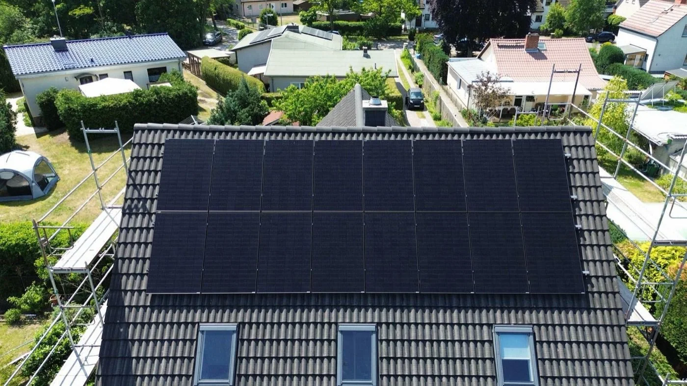 Modulfeld einer neu installierten Photovoltaikanlage