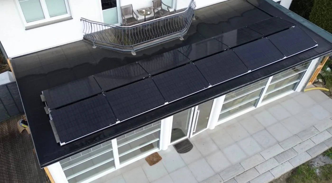 Aufgeständerte Photovoltaikanlage auf einem Flachdach