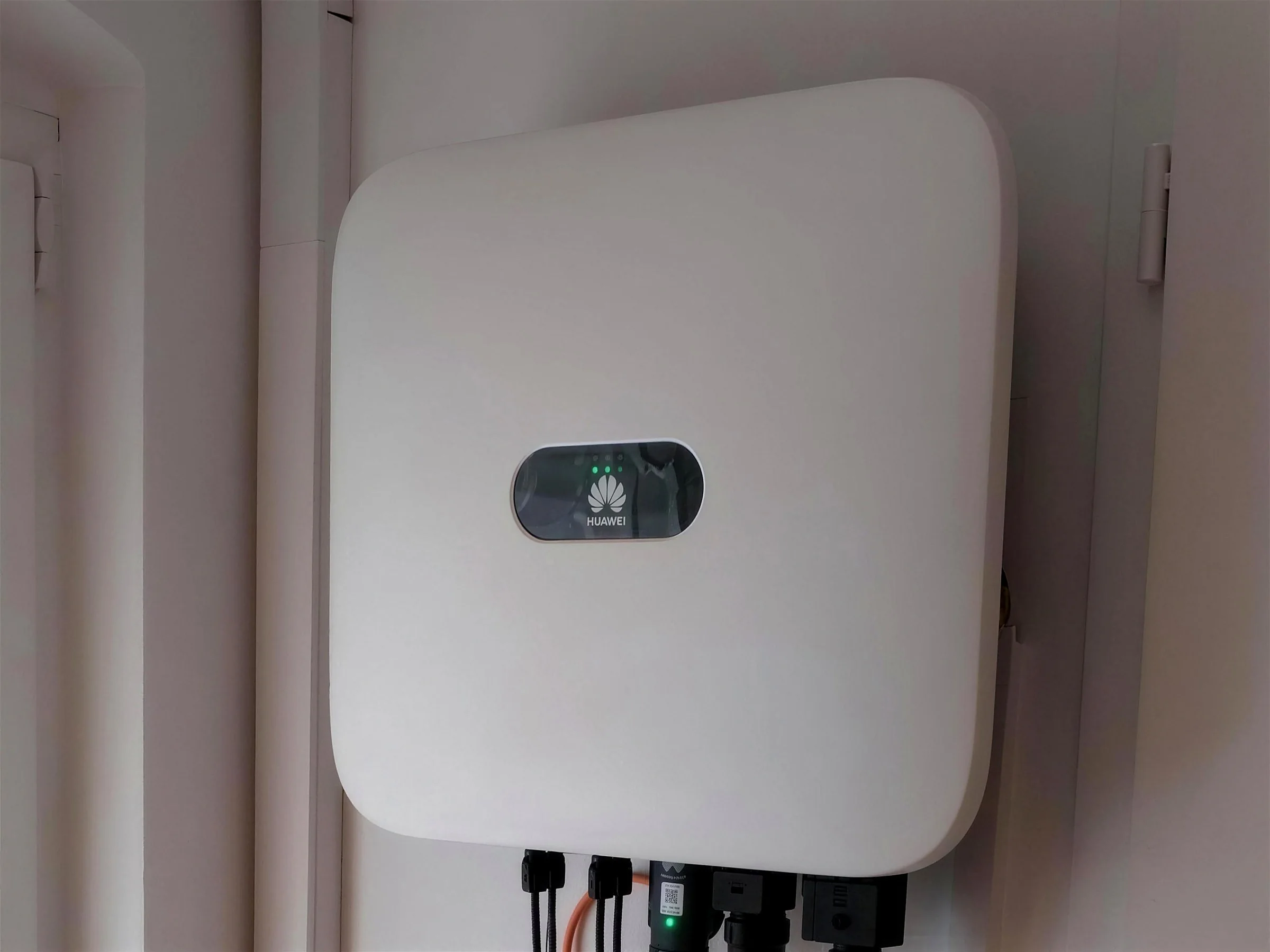 Installierter Huawei-Hybridwechselrichter an einer Wand im Hausanschlussraum