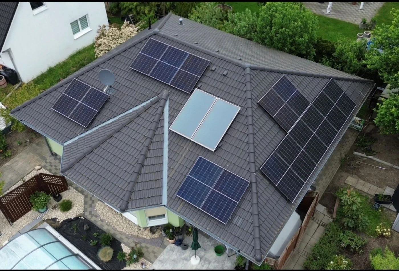 Photovoltaikanlage auf einem Einfamilienhaus in Brandenburg aus der Luft