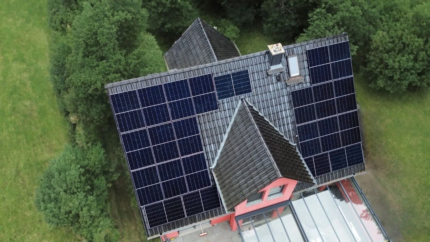 Drohnenaufnahme einer Photovoltaikanlage auf einem Satteldach