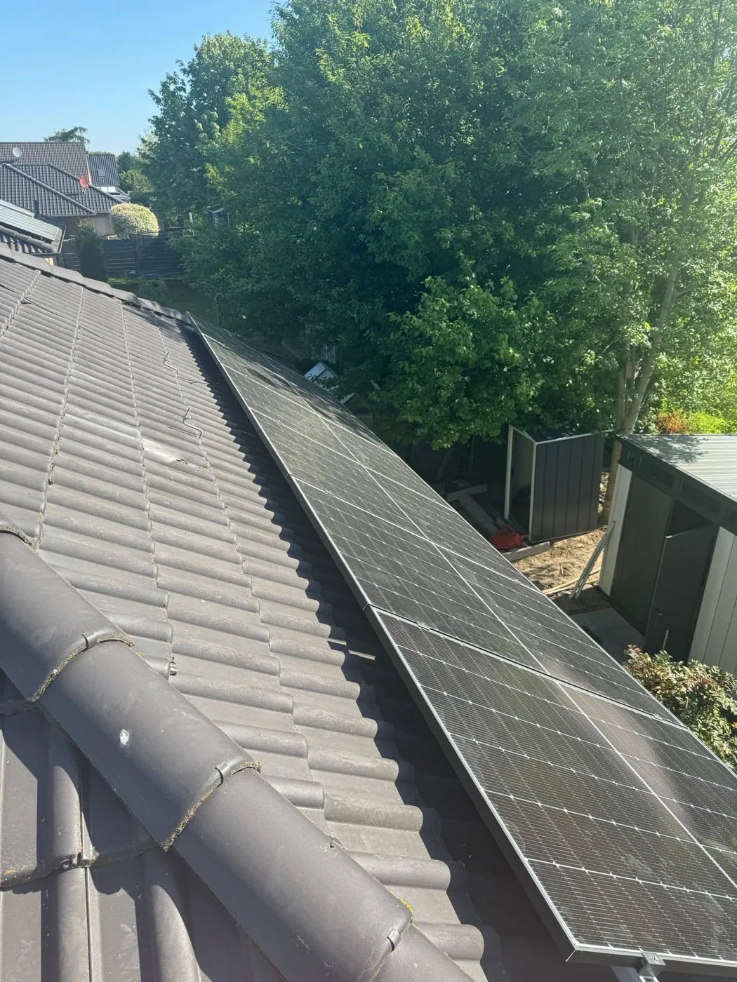 Solarmodule auf einem Dach mit blauem Himmel