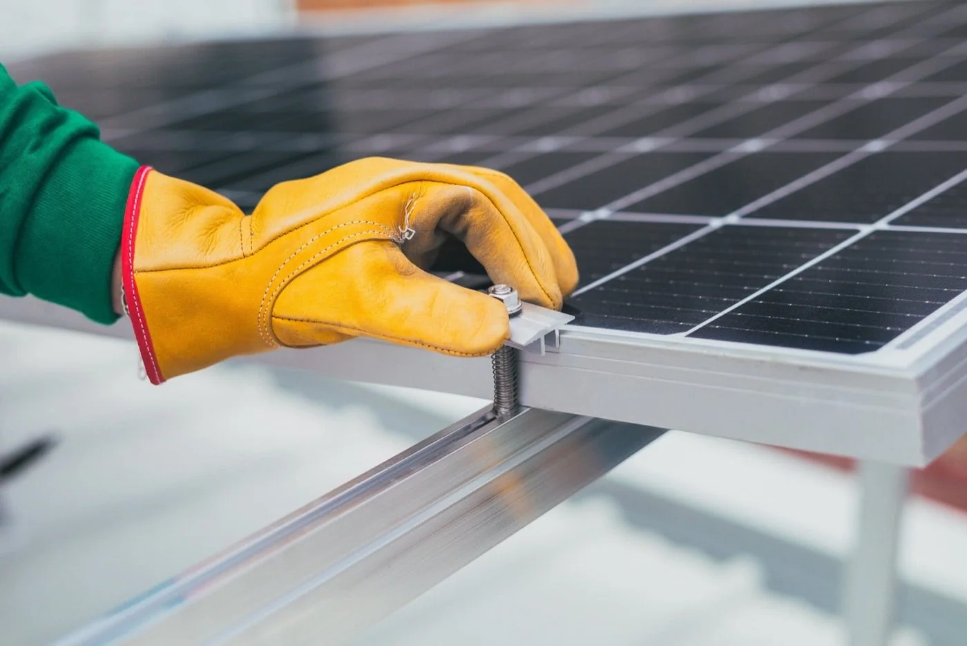 Techniker bei der Sichtprüfung eines Solarmoduls