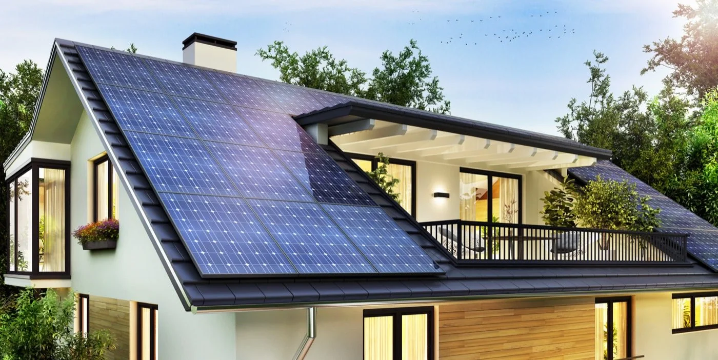 Verschneite Photovoltaikanlage auf einem Dach im Winter