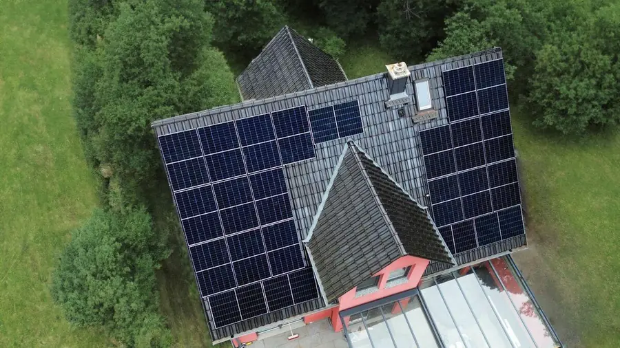 Luftaufnahme einer Photovoltaikanlage mit Trina Solar-Modulen auf einem Hausdach