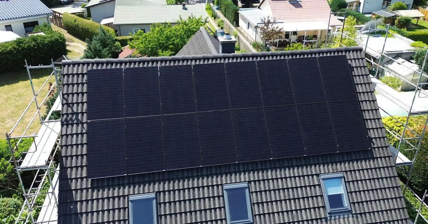 Luftaufnahme einer Photovoltaikanlage mit Bauer Solar-Modulen auf einem Hausdach