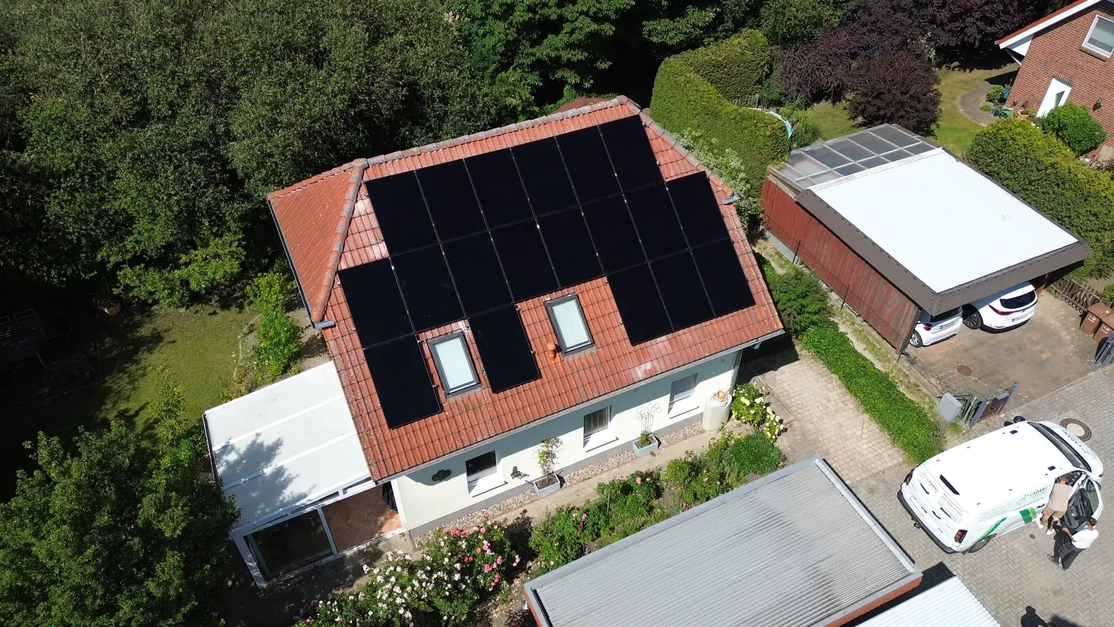 Luftaufnahme einer Photovoltaikanlage mit LONGi-Modulen auf einem Hausdach