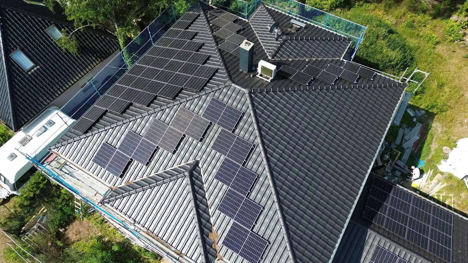 Luftaufnahme einer Photovoltaikanlage mit Trina Solar-Modulen auf einem Hausdach