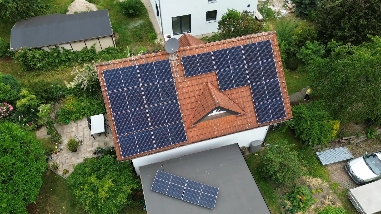 Luftaufnahme einer Photovoltaikanlage mit Trina Solar-Modulen auf einem Hausdach