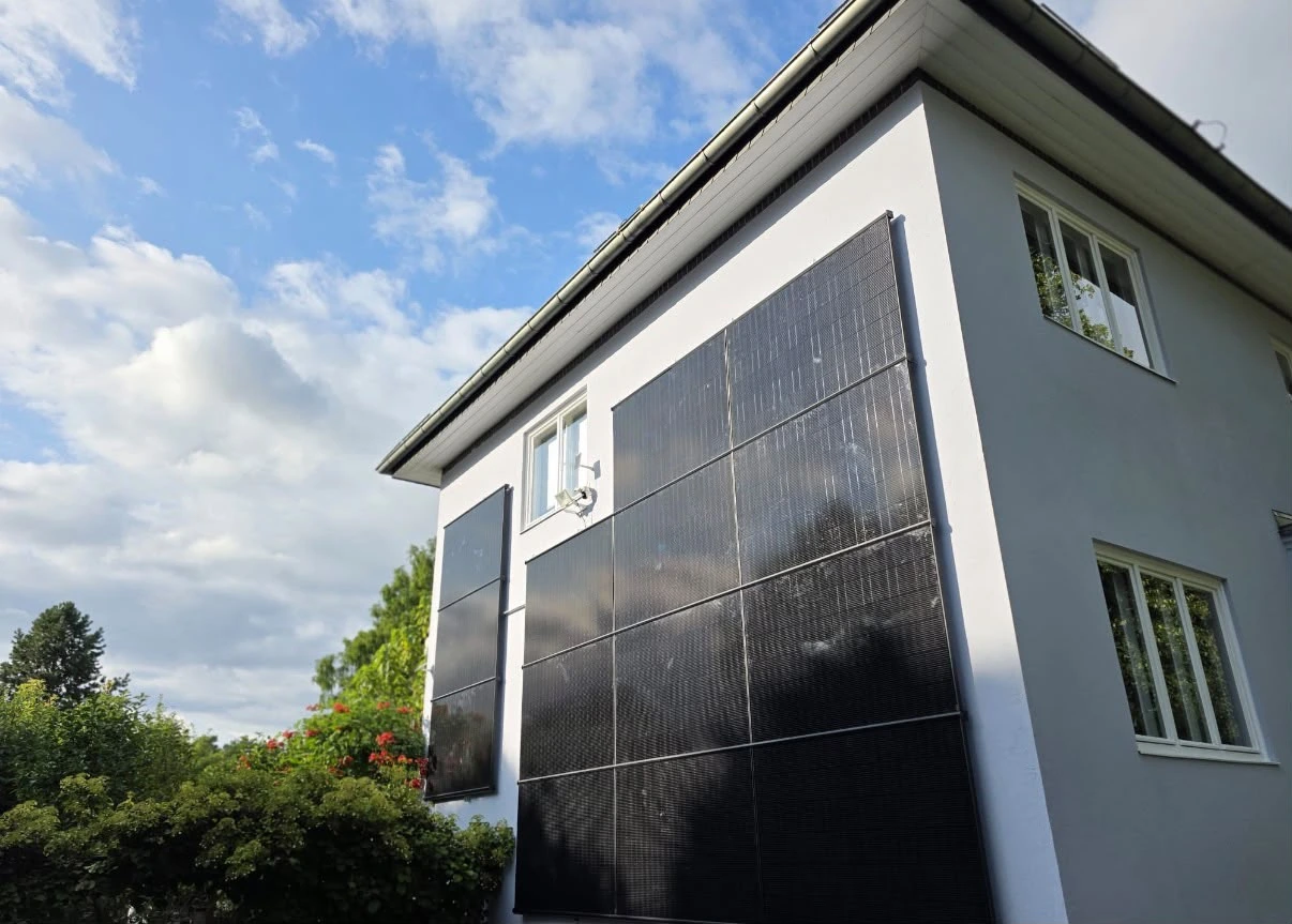 Luftaufnahme einer Photovoltaikanlage mit Trina Solar-Modulen auf einem Hausdach