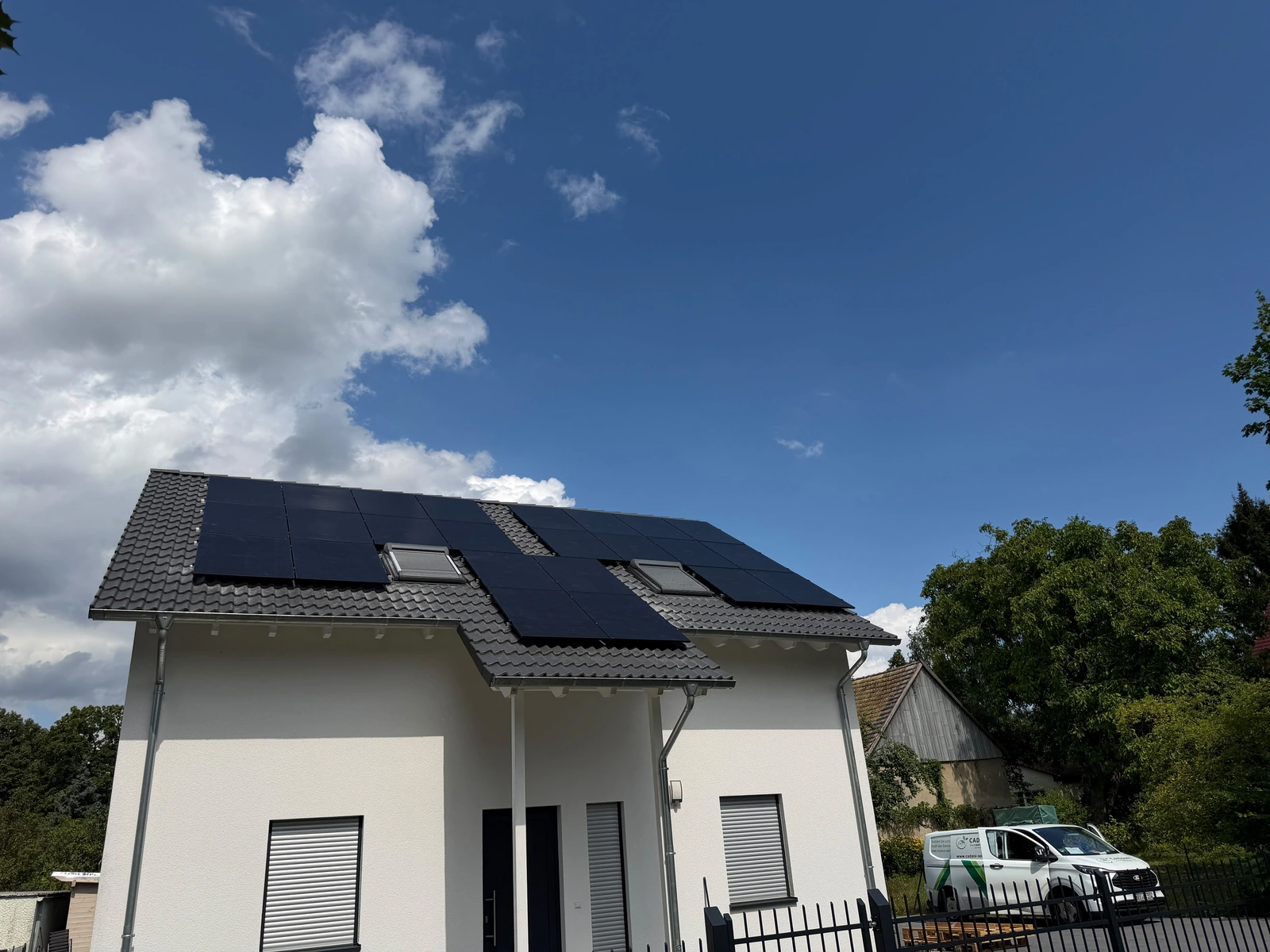 Luftaufnahme einer Photovoltaikanlage mit Trina Solar-Modulen auf einem Hausdach