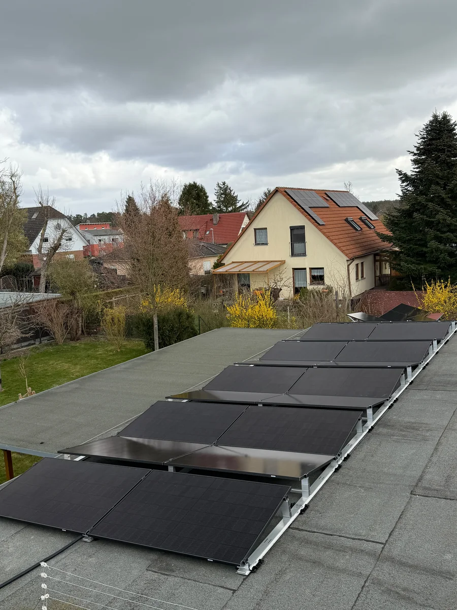 Luftaufnahme einer Photovoltaikanlage mit Trina Solar-Modulen auf einem Hausdach