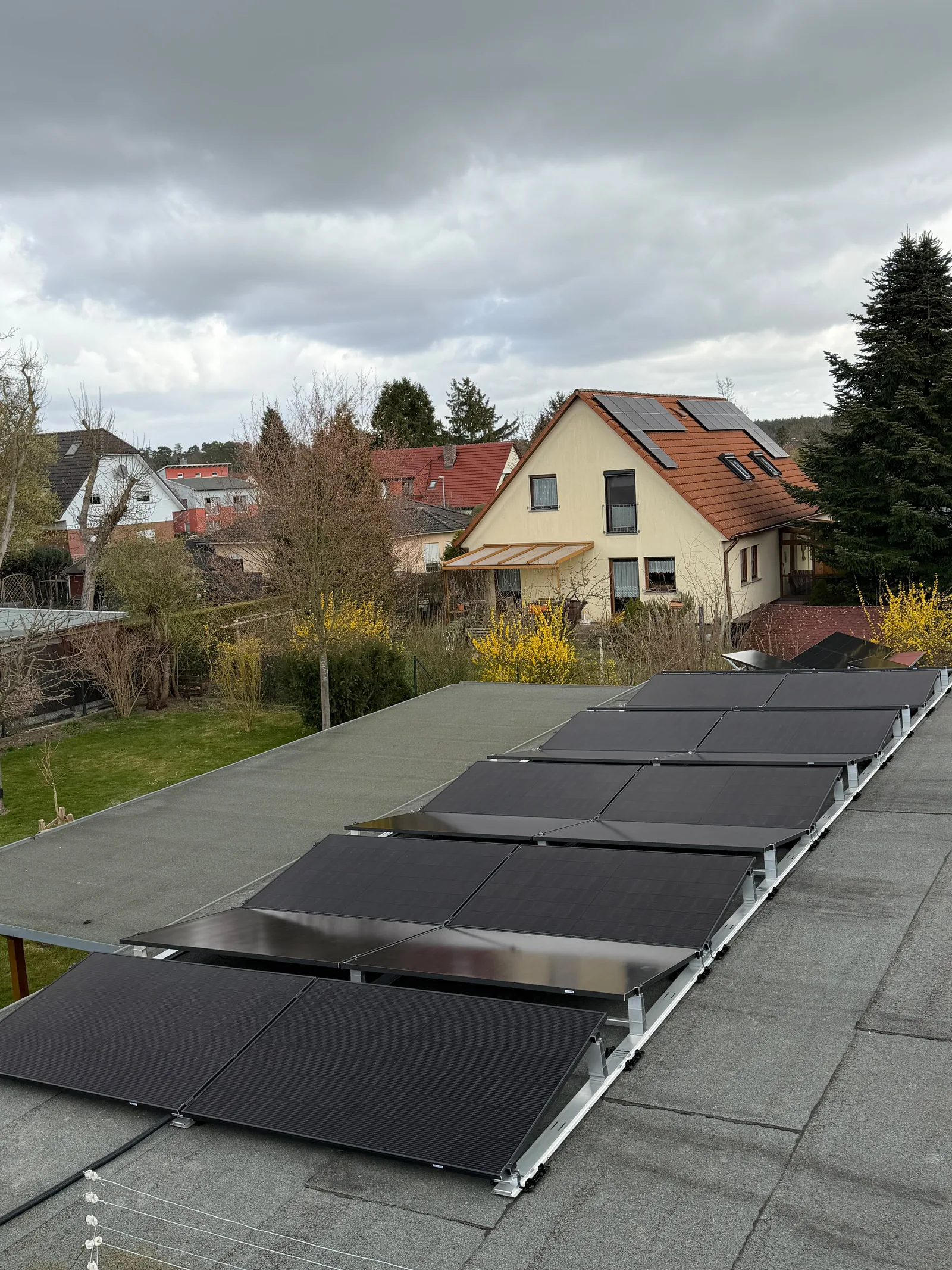 Luftaufnahme einer Photovoltaikanlage mit Trina Solar-Modulen auf einem Hausdach
