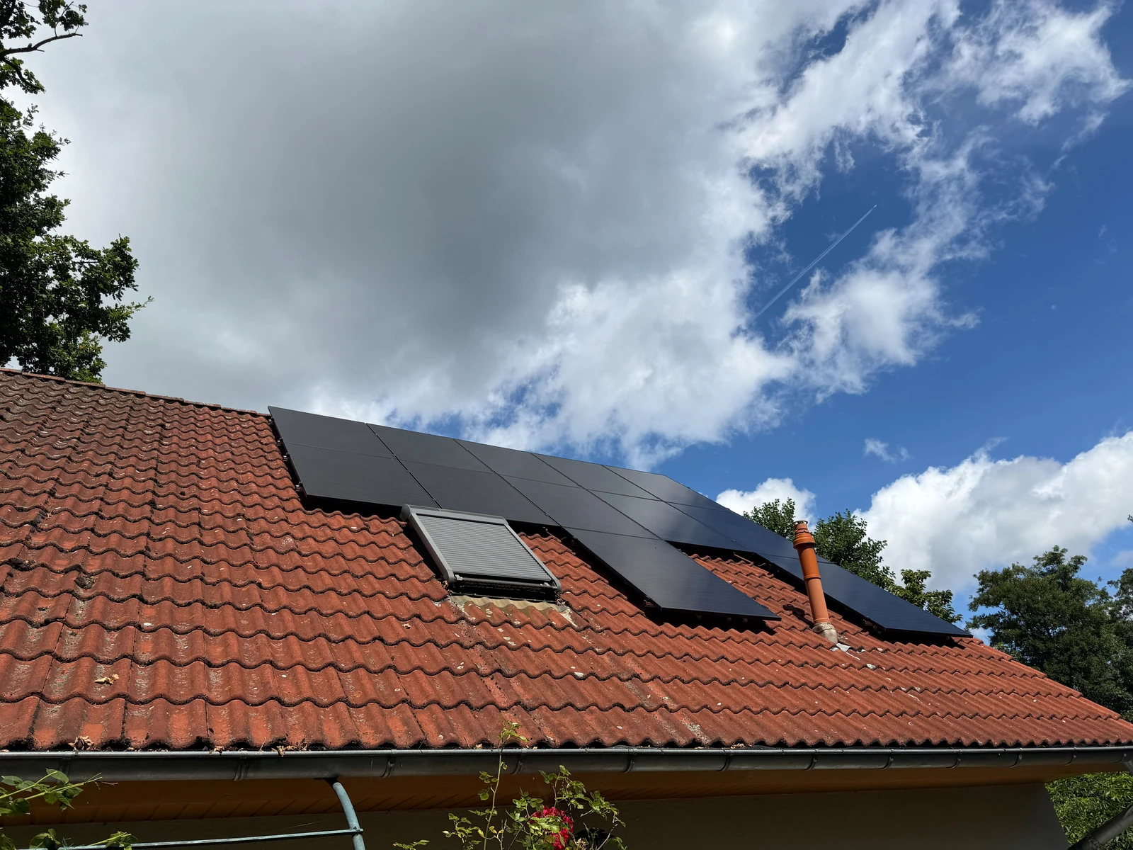 Luftaufnahme einer Photovoltaikanlage mit Trina Solar-Modulen auf einem Hausdach