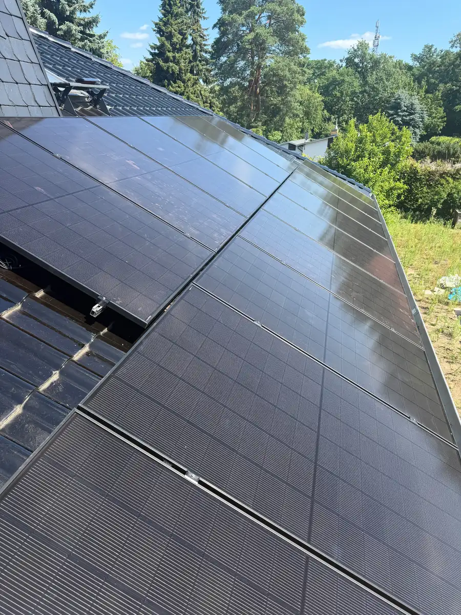Luftaufnahme einer Photovoltaikanlage mit Trina Solar-Modulen auf einem Hausdach