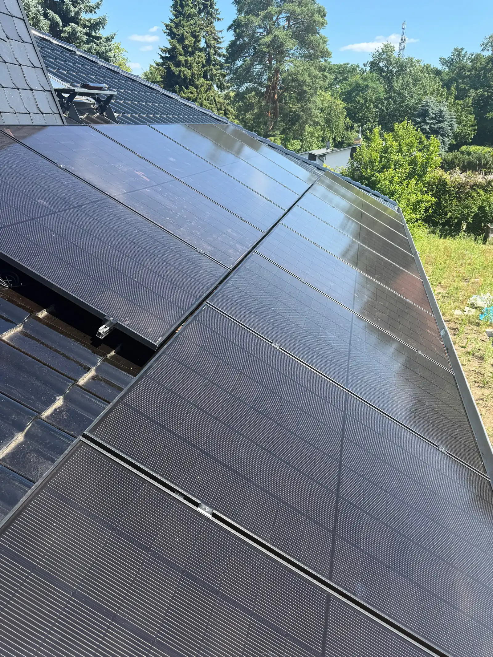 Luftaufnahme einer Photovoltaikanlage mit Trina Solar-Modulen auf einem Hausdach