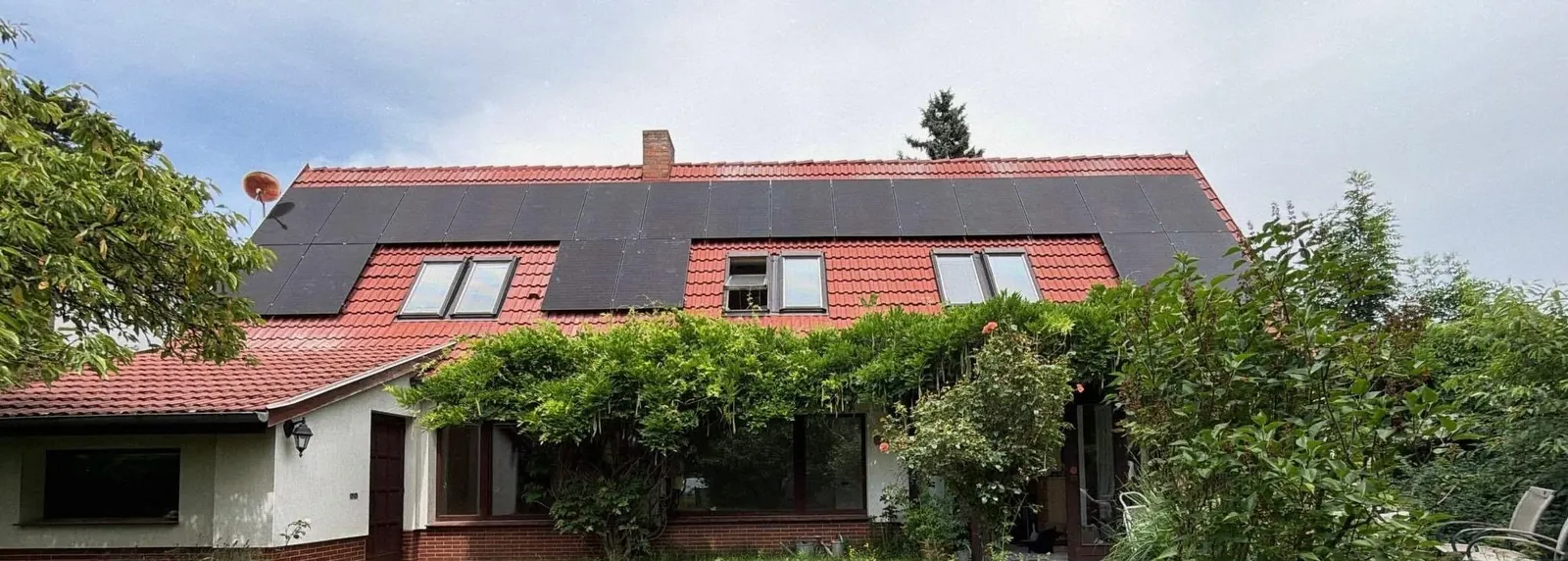 Luftaufnahme einer Photovoltaikanlage mit Trina Solar-Modulen auf einem Hausdach