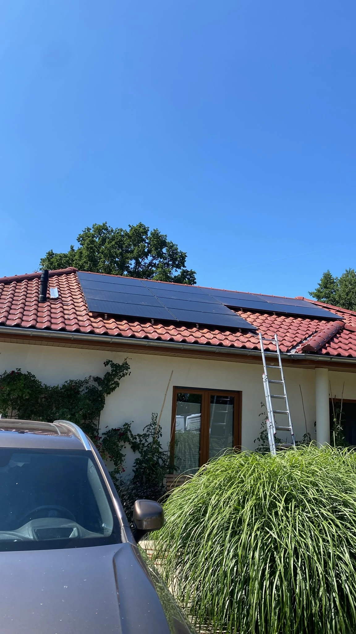 Luftaufnahme einer Photovoltaikanlage mit Trina Solar-Modulen auf einem Hausdach