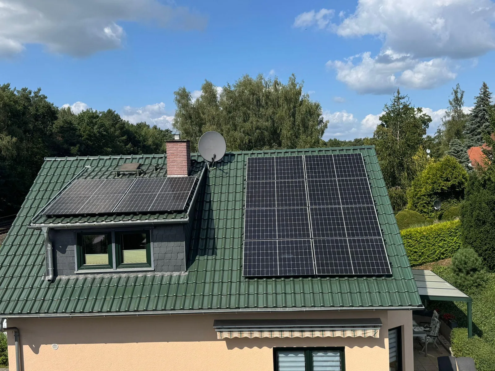 Luftaufnahme einer Photovoltaikanlage mit Trina Solar-Modulen auf einem Hausdach