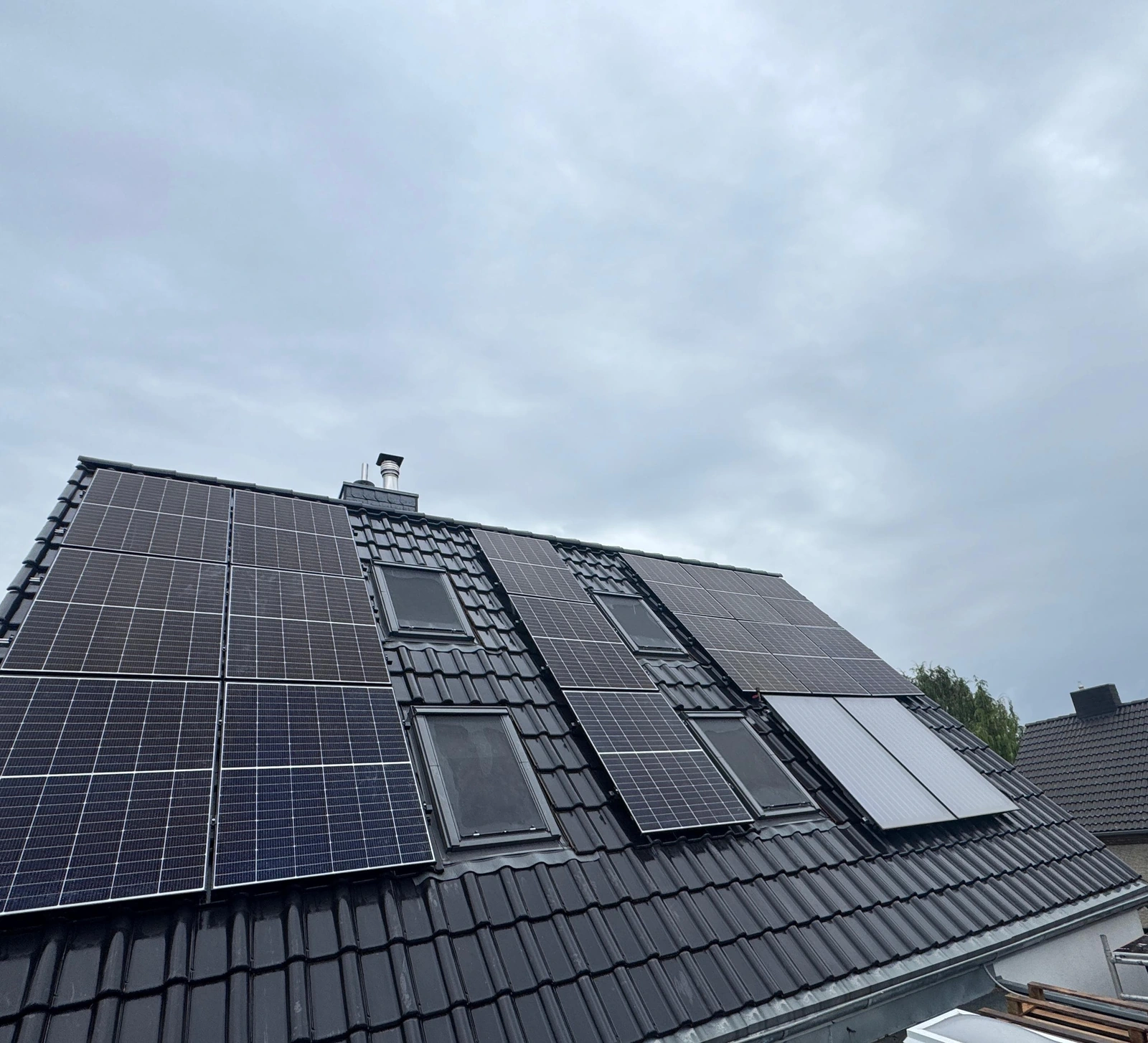 Luftaufnahme einer Photovoltaikanlage mit Trina Solar-Modulen auf einem Hausdach