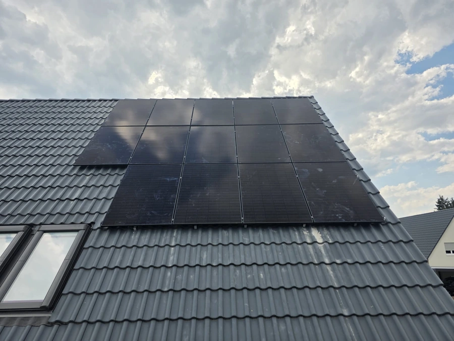 Luftaufnahme einer Photovoltaikanlage mit Trina Solar-Modulen auf einem Hausdach