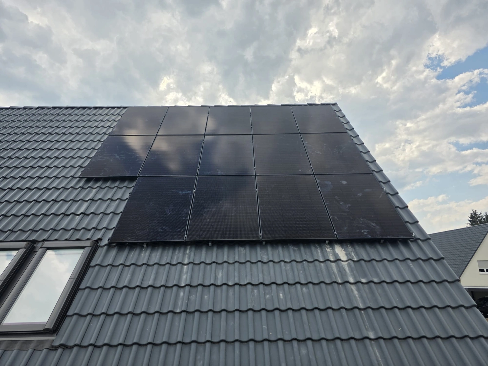 Luftaufnahme einer Photovoltaikanlage mit Trina Solar-Modulen auf einem Hausdach