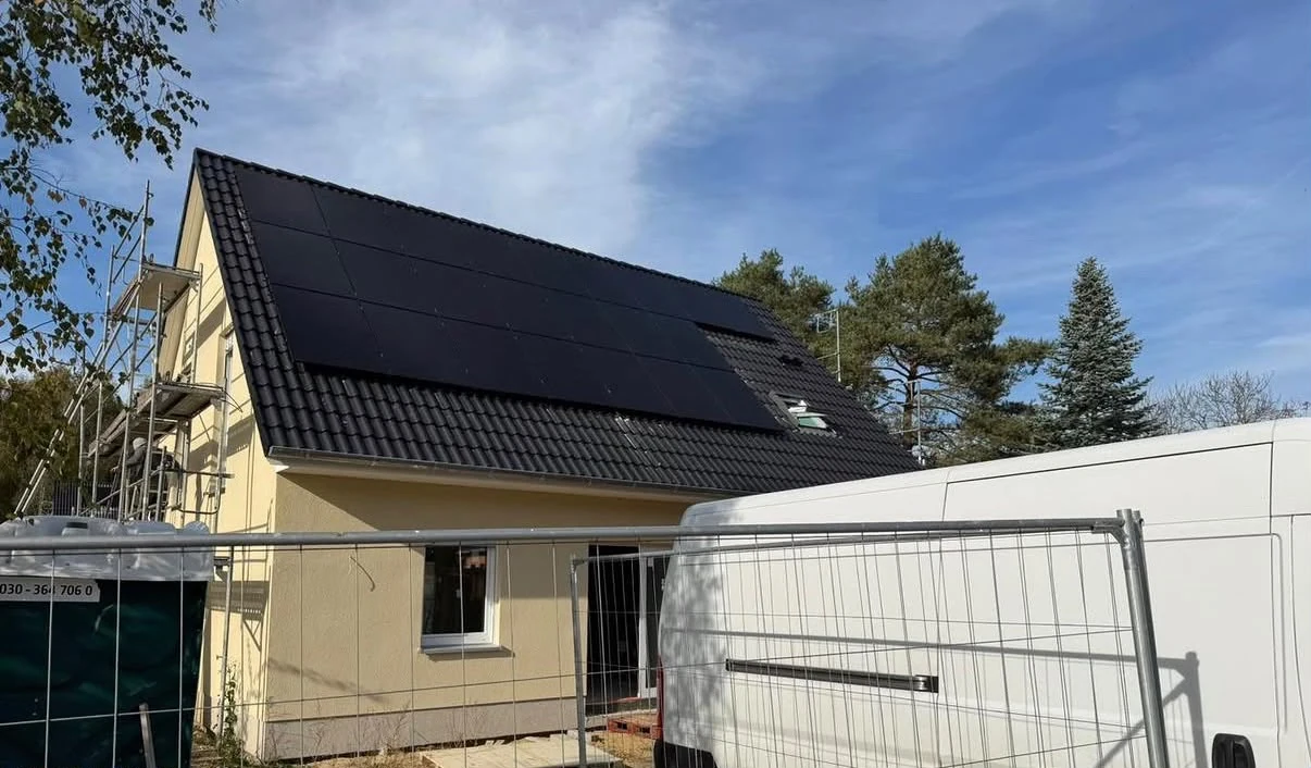 Luftaufnahme einer Photovoltaikanlage mit IBC SOLAR-Modulen auf einem Hausdach