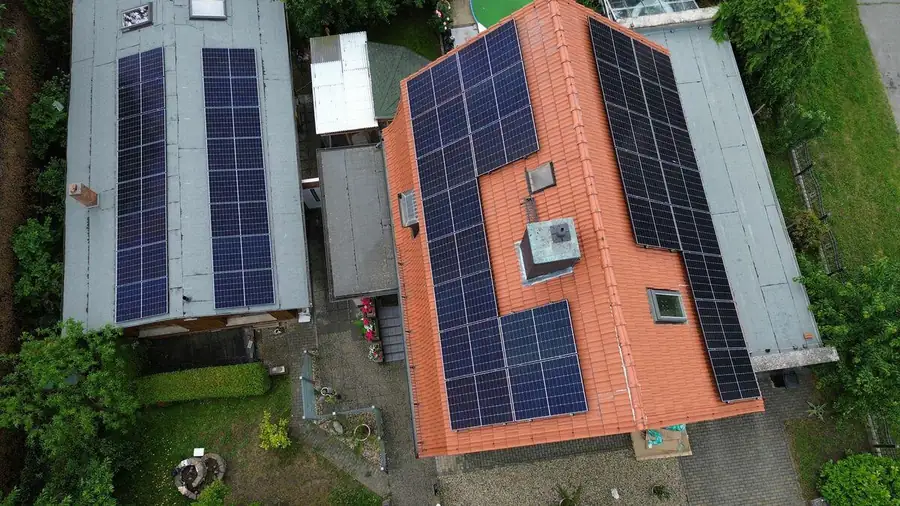 Luftaufnahme einer Photovoltaikanlage mit JA Solar-Modulen auf einem Hausdach