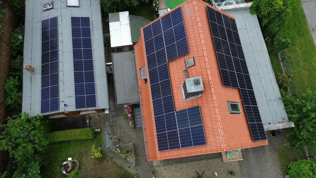 Luftaufnahme einer Photovoltaikanlage mit JA Solar-Modulen auf einem Hausdach