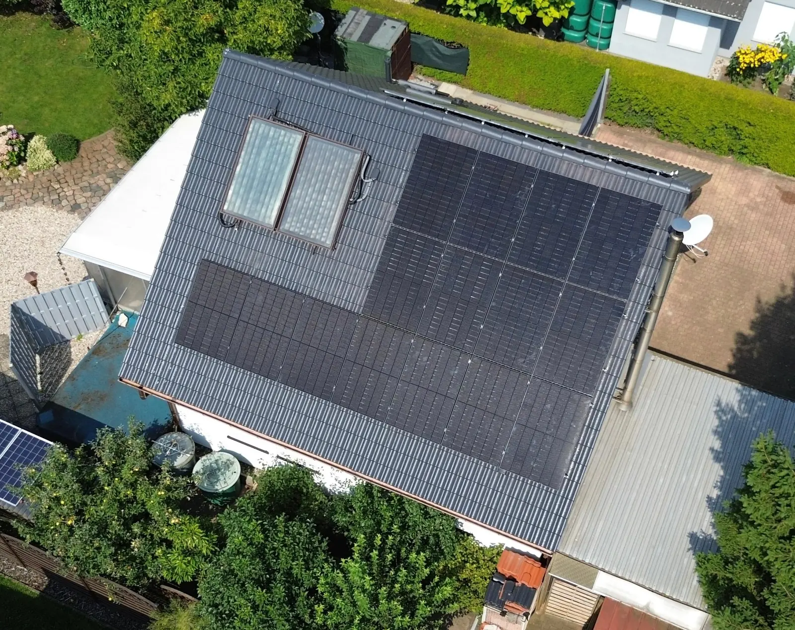 Luftaufnahme einer Photovoltaikanlage mit JA Solar-Modulen auf einem Hausdach