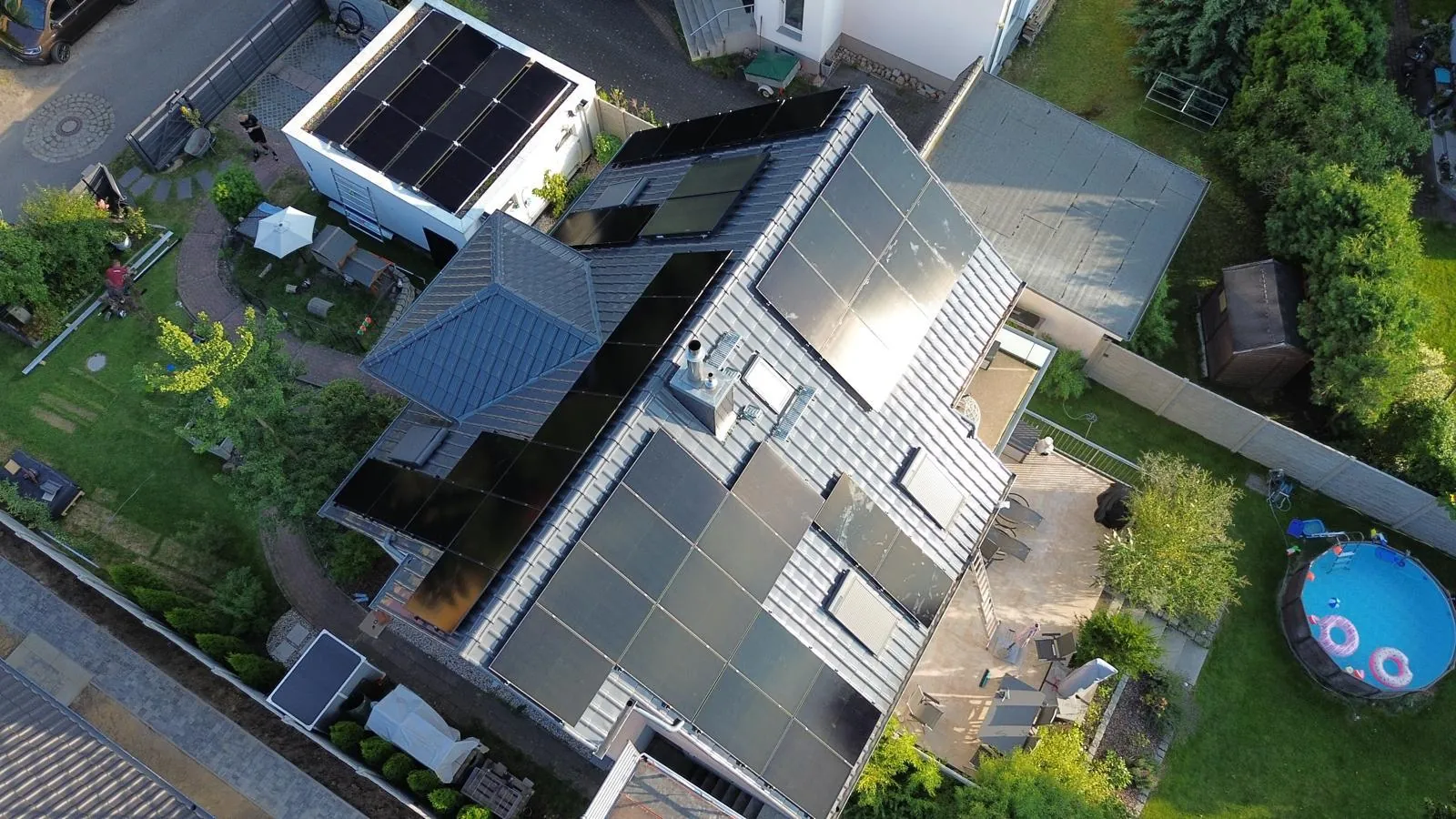 Luftaufnahme einer Photovoltaikanlage mit Aiko-Modulen auf einem Hausdach