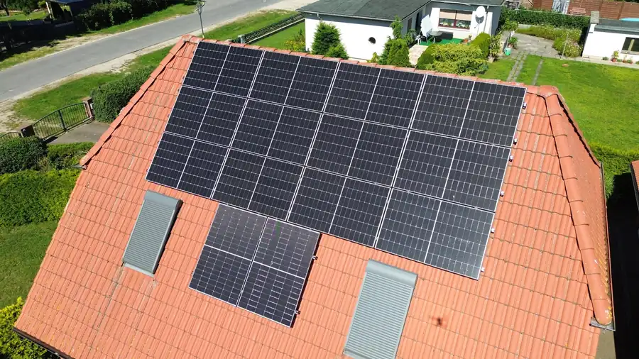 Luftaufnahme einer Photovoltaikanlage auf einem Hausdach