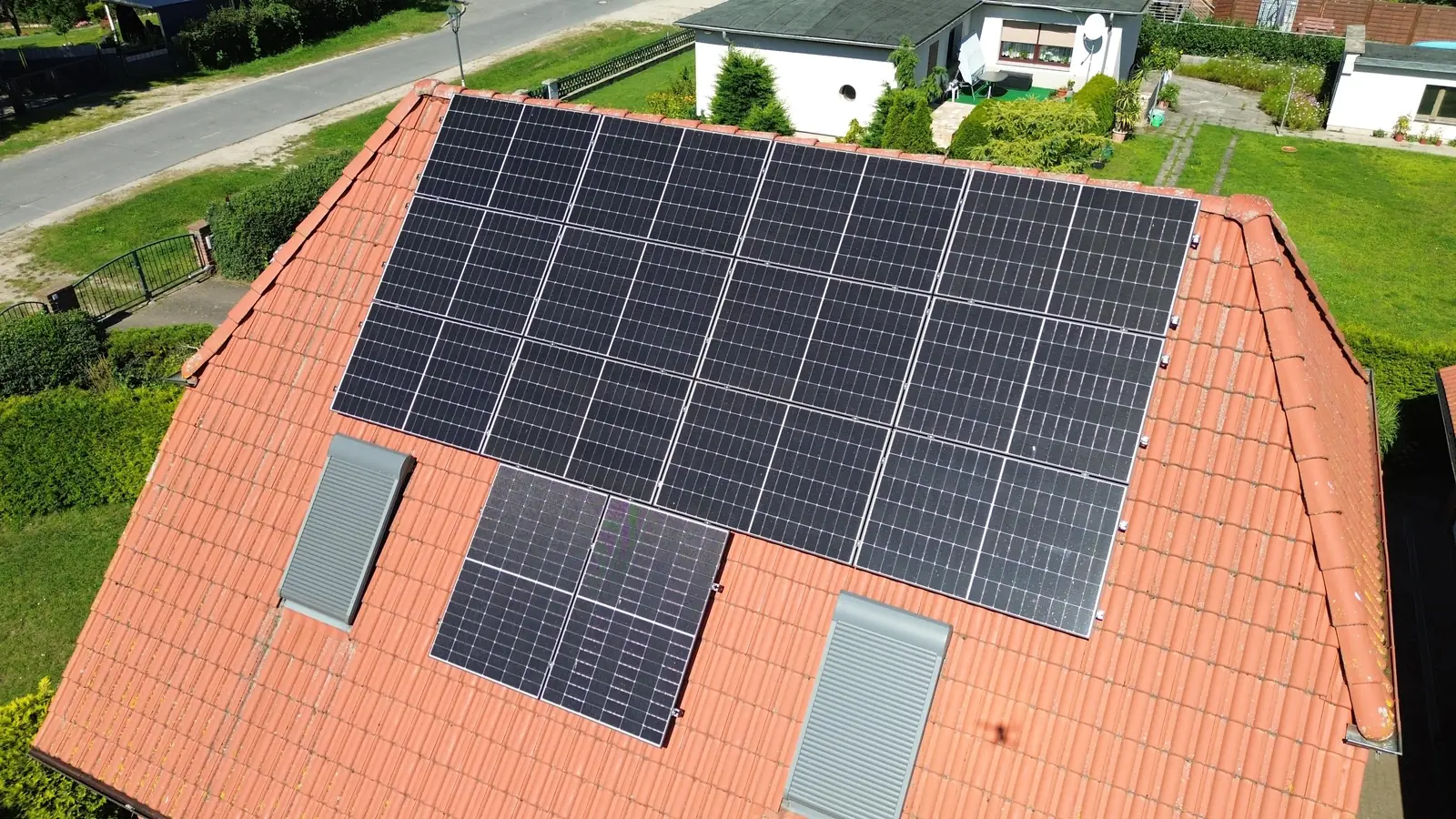 Luftaufnahme einer Photovoltaikanlage auf einem Hausdach