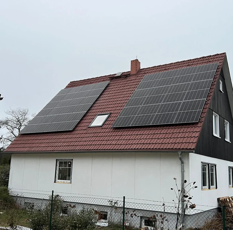 Luftaufnahme einer Photovoltaikanlage auf einem Hausdach