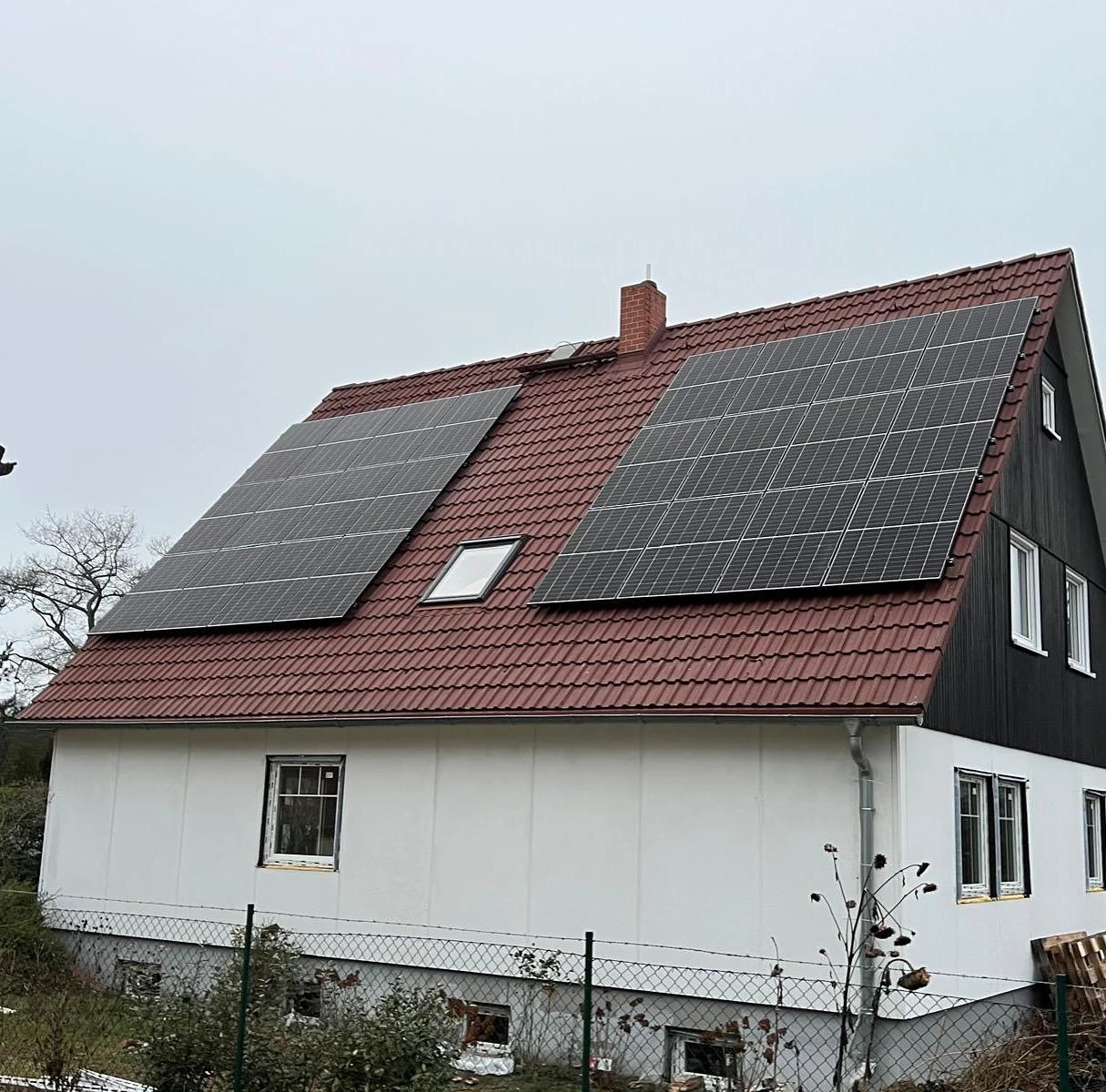 Luftaufnahme einer Photovoltaikanlage auf einem Hausdach