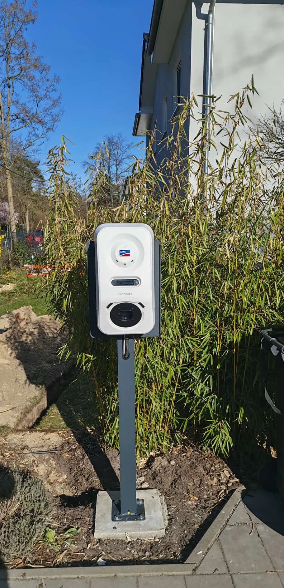SMA-Wallbox auf freistehendem Standfuß im Garten