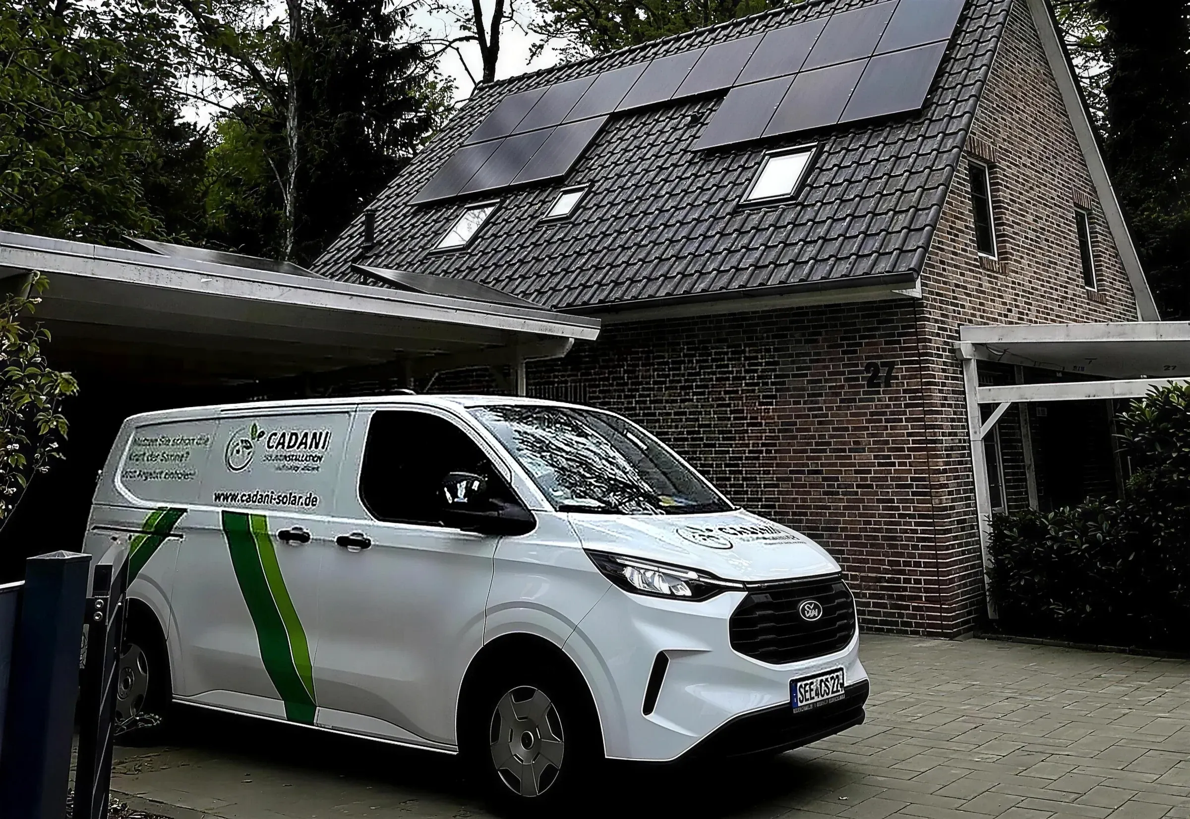Cadani-Firmenwagen vor einem frisch installierten Einfamilienhaus mit Solaranlage